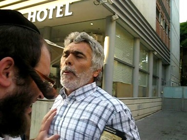 Яков Дамкани плюет в лицо ортодоксального еврея-демонстранта.